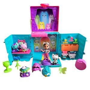 Gabby’s Dollhouse Kids Playset House Toy & Figurines with Carrying Handle.